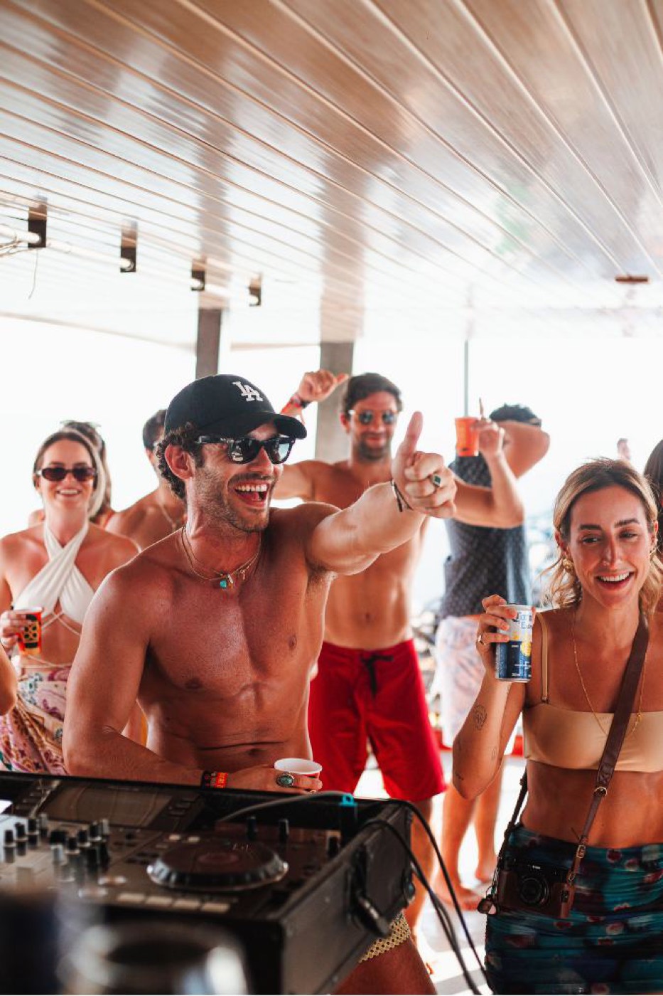 Pessoas dançando no barco com DJ