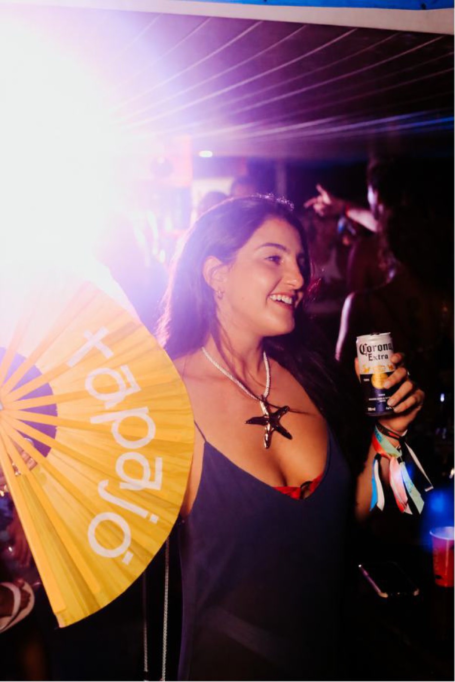 Mulher com leque Tapajó na festa
